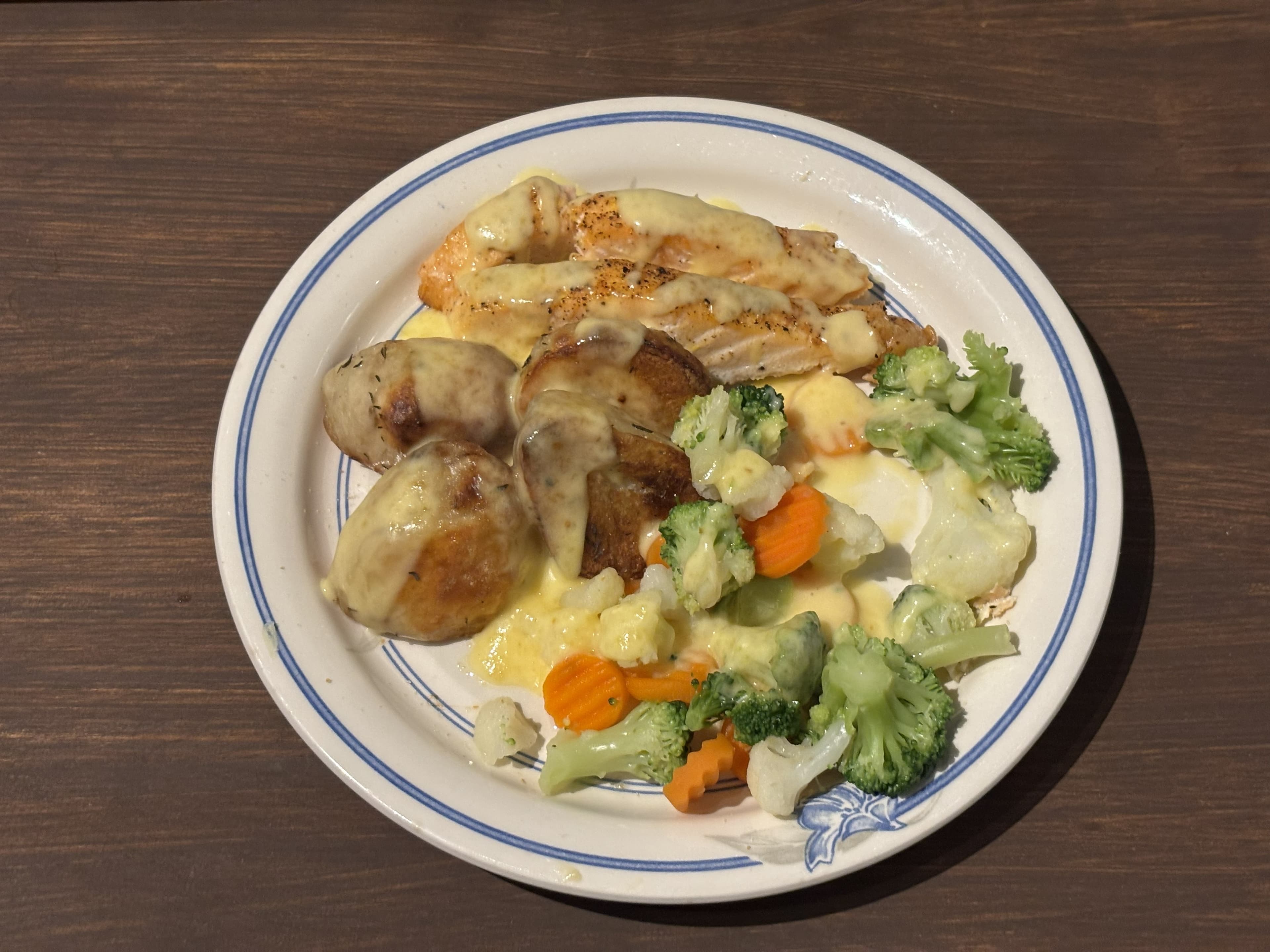 Oven-baked salmon with potatoes